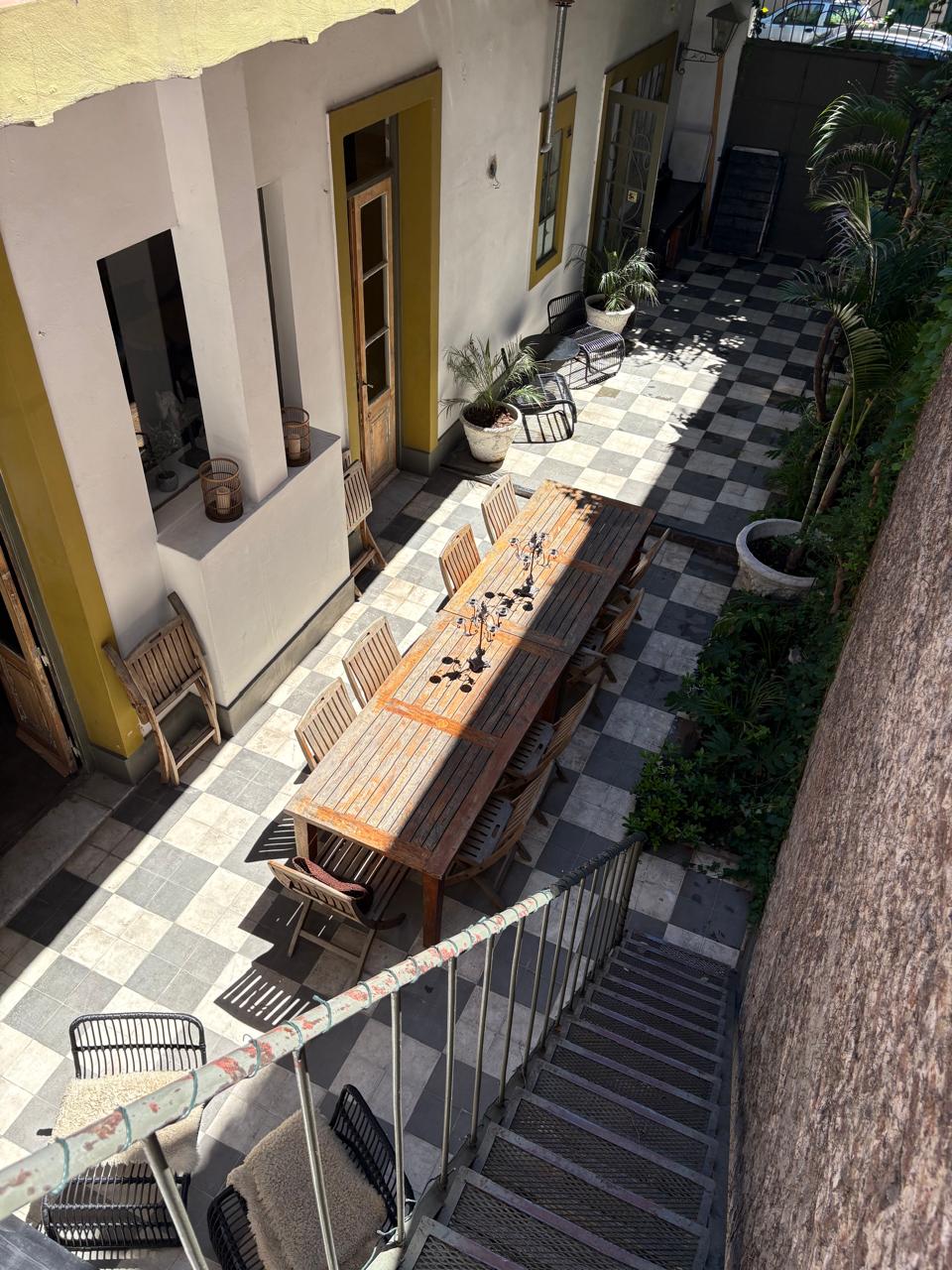 Patio de Espacio Debonair listo para recibir un encuentro